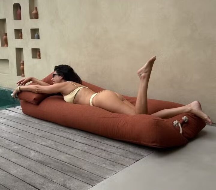 Fernanda Paes Leme exibe bumbum e curte dia de sol em casa na Bahia