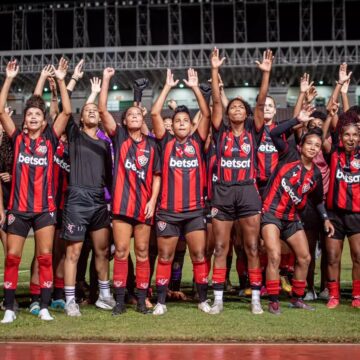 Vitória garante vaga na primeira divisão após desistência de clube