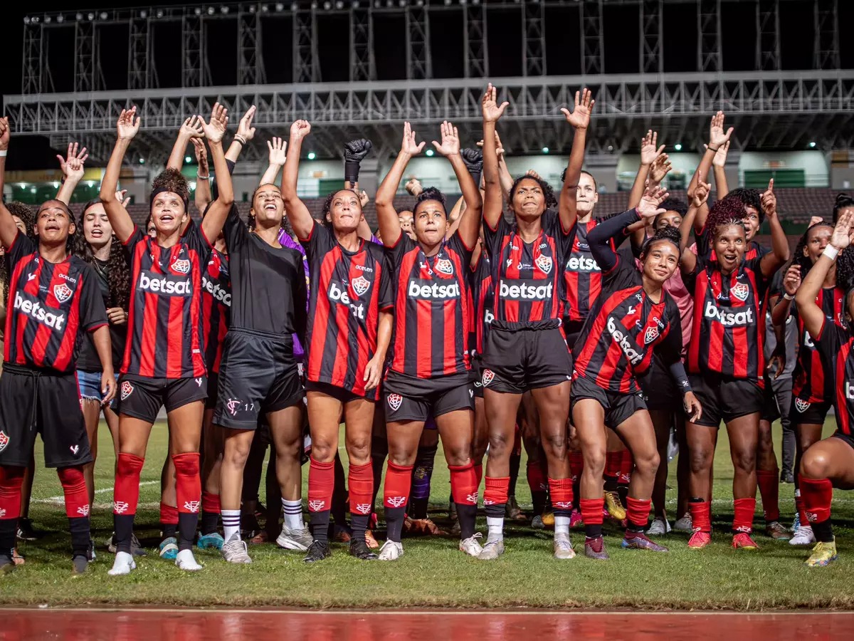 Vitória garante vaga na primeira divisão após desistência de clube