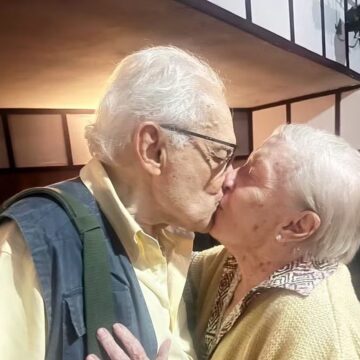 Othon Bastos dá beijão em atriz para celebrar 60 anos de casamento