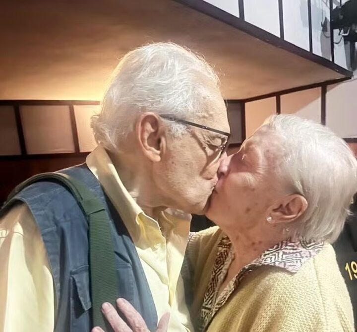 Othon Bastos dá beijão em atriz para celebrar 60 anos de casamento