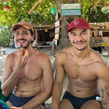 Johnny Massaro posta pela primeira vez com o novo namorado na Bahia