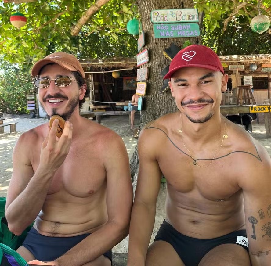 Johnny Massaro posta pela primeira vez com o novo namorado na Bahia