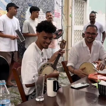 Solteiro, Diogo Nogueira toca com filho em roda de samba