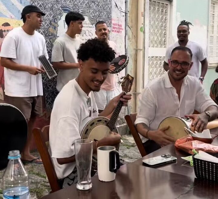 Solteiro, Diogo Nogueira toca com filho em roda de samba