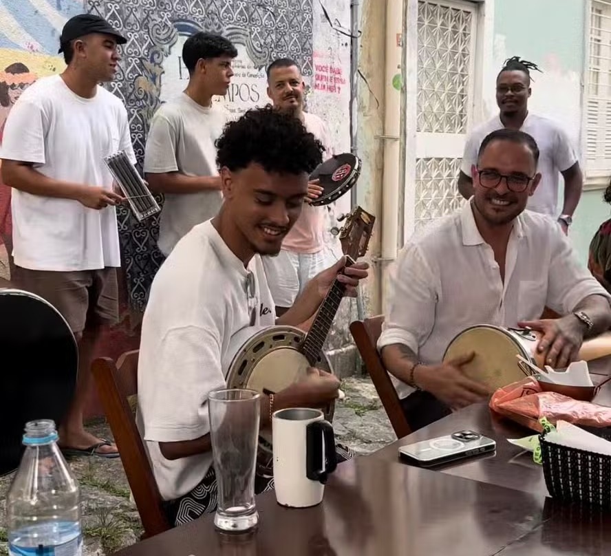 Solteiro, Diogo Nogueira toca com filho em roda de samba