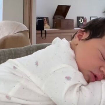 Em casa, Rafa Kalimann curte aconchego grudada na filha Zuza