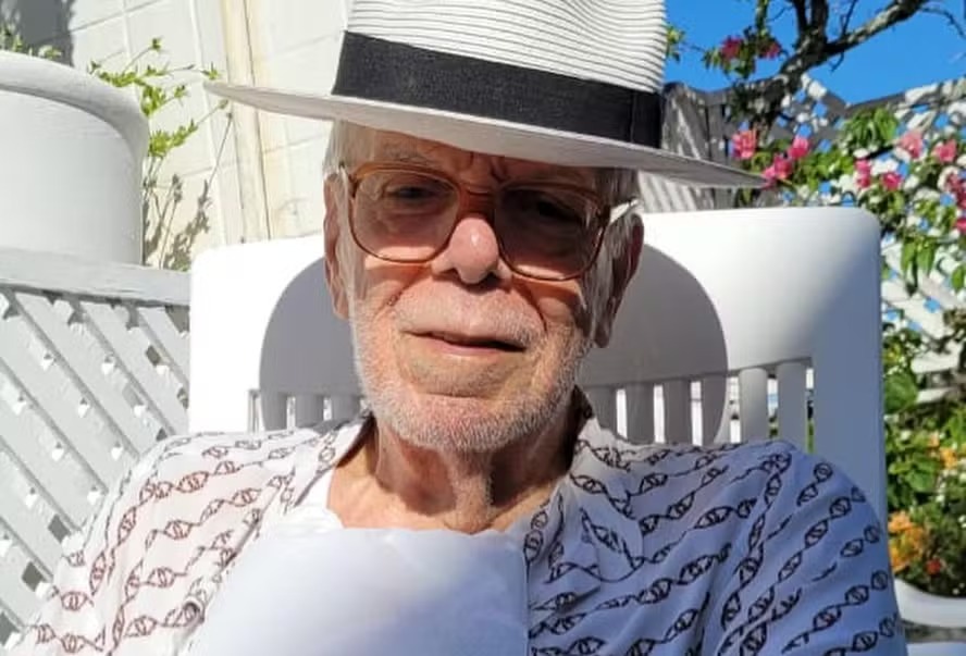 Júlia Almeida emociona a web com clique inédito após morte do pai, Manoel Carlos