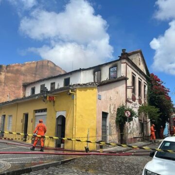 Incêndio atinge casarão no Santo Antônio Além do Carmo, em Salvador