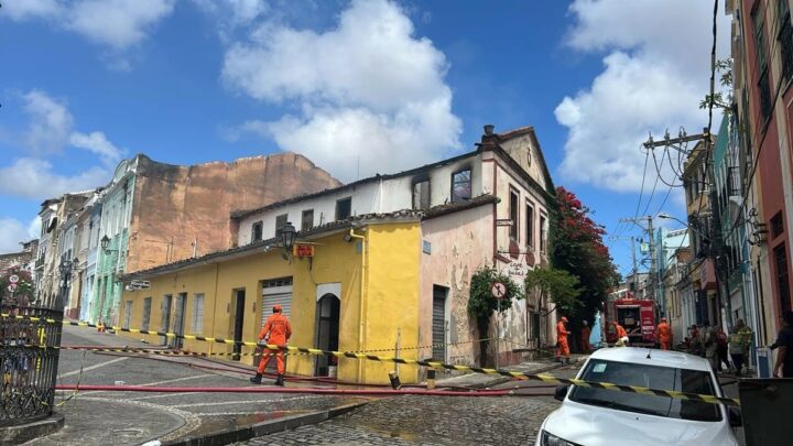 Incêndio atinge casarão no Santo Antônio Além do Carmo, em Salvador