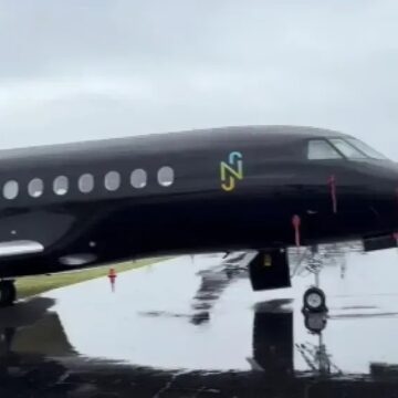 Avião particular de Neymar pousa em Porto Seguro