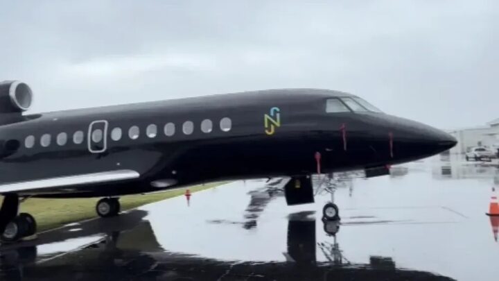 Avião particular de Neymar pousa em Porto Seguro
