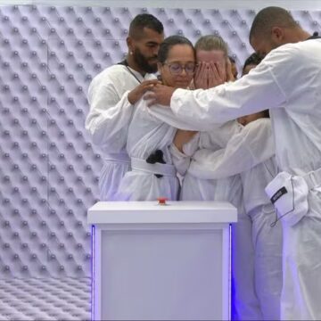 BBB 26: Elisa aperta o botão vermelho do Quarto Branco e abandona reality
