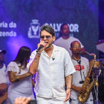Fenômeno do arrocha, Thiago Aquino reúne multidão em show gratuito no Parque da Cidade; veja fotos