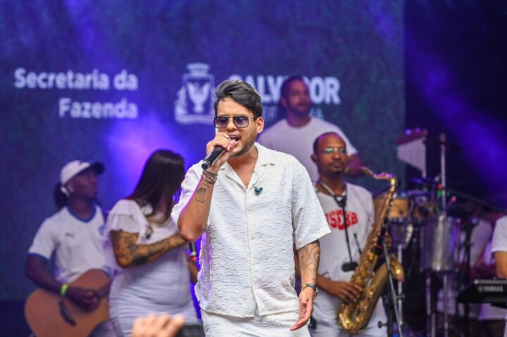 Fenômeno do arrocha, Thiago Aquino reúne multidão em show gratuito no Parque da Cidade; veja fotos