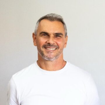 Mestre Balão lança livro sobre os benefícios da Capoeira para o desenvolvimento de crianças e jovens