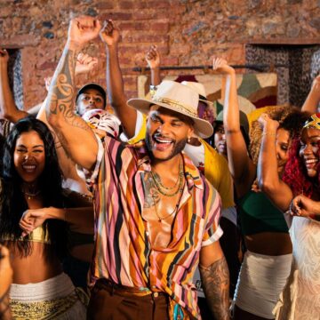 No bairro onde cresceu, Tony Salles comemora aniversário com trio em Periperi: “Presente para meu povo”