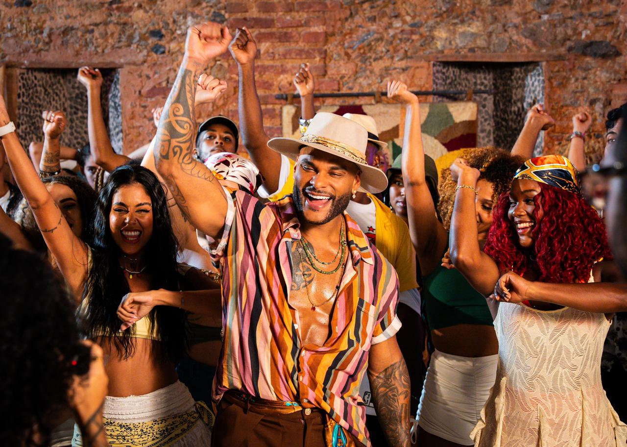 No bairro onde cresceu, Tony Salles comemora aniversário com trio em Periperi: “Presente para meu povo”