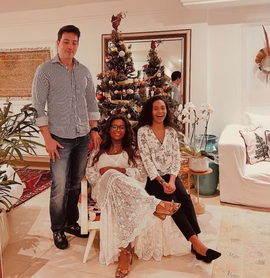 Filhas baianas de Gloria Maria homenageiam tutor: ‘Melhor pai do mundo’