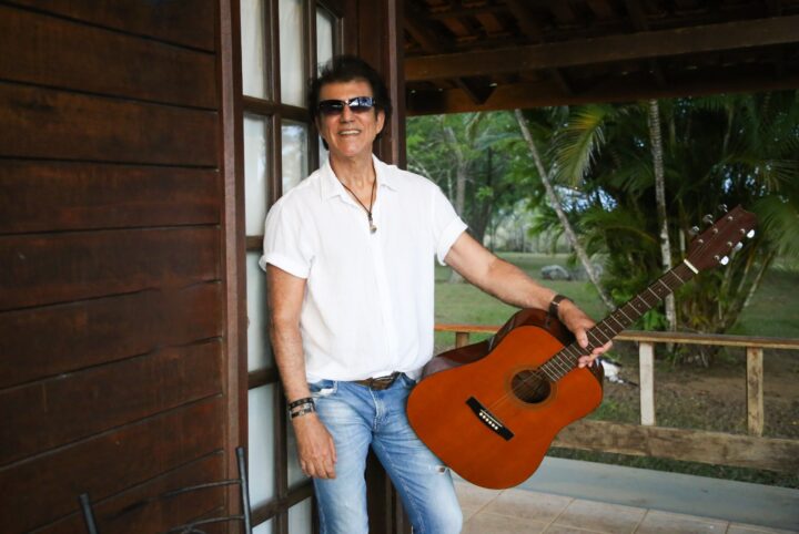 Cantor baiano Benjaminn lança ‘Baby Amor’ e aposta em poesia e sofisticação sonora para o verão