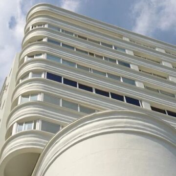 Onde mora Wagner Moura? Conheça o histórico e imponente prédio que é residência do ator em Salvador