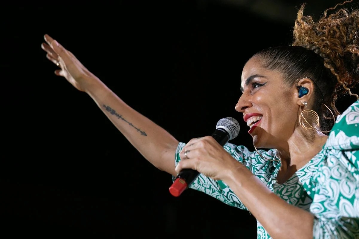 Marcia Castro faz show de graça com participações de Daniela Mercury, Larissa Luz e mais nesta quinta