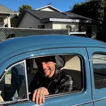 Sem muros e com fusca na garagem: veja a casa de Wagner Moura em Los Angeles