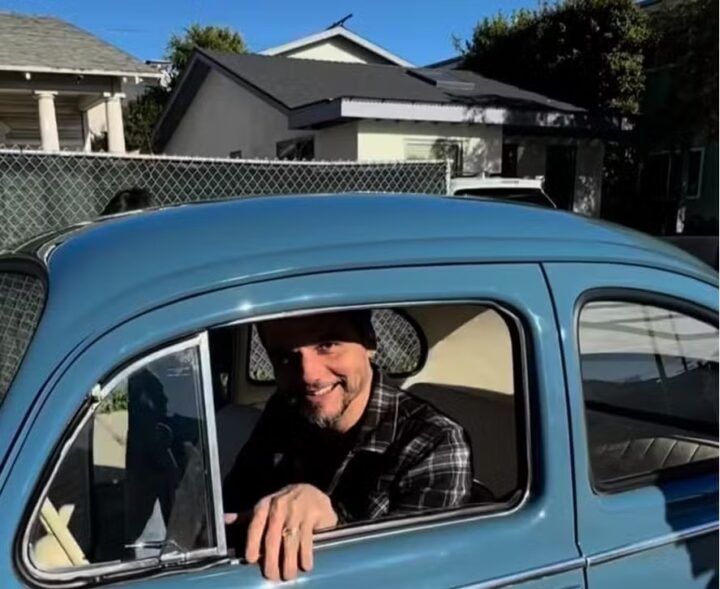 Sem muros e com fusca na garagem: veja a casa de Wagner Moura em Los Angeles