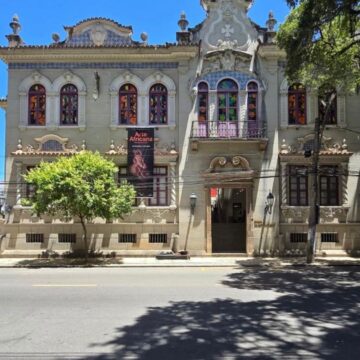 Janelas de museu no Corredor da Vitória ganham instalação artística de Beatriz Milhazes
