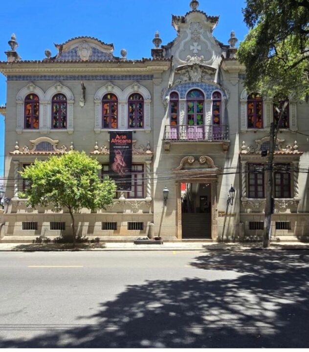 Janelas de museu no Corredor da Vitória ganham instalação artística de Beatriz Milhazes