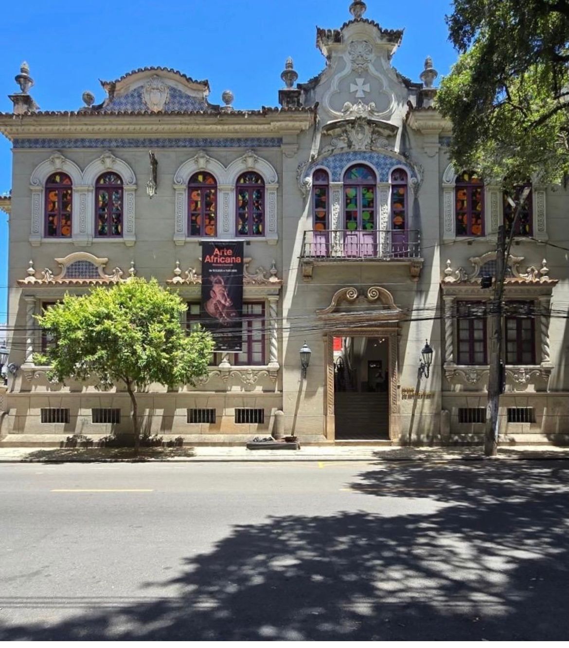 Janelas de museu no Corredor da Vitória ganham instalação artística de Beatriz Milhazes