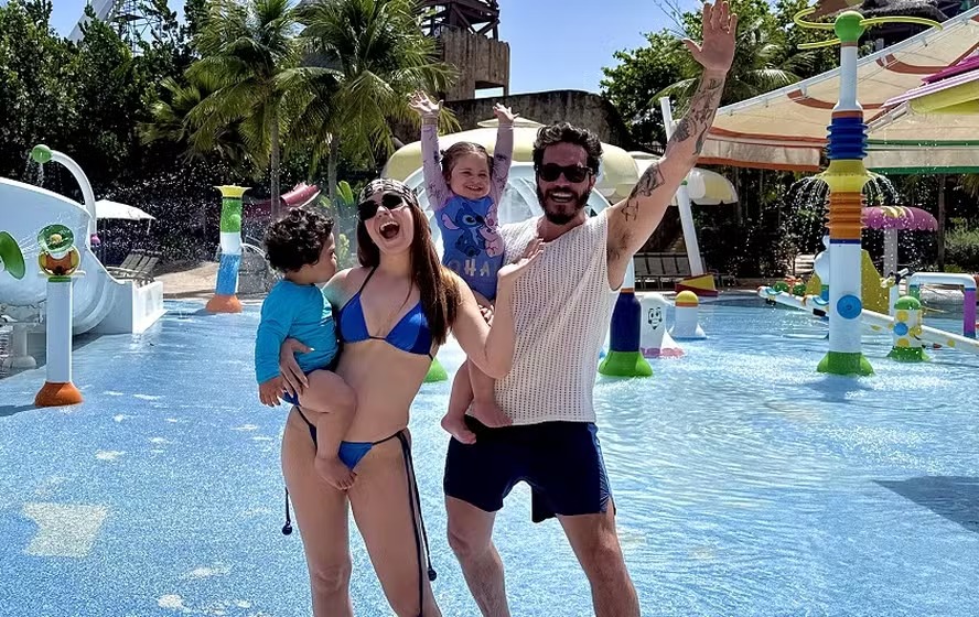 De biquíni, Viih Tube celebra aniversário de Eliezer com os filhos no Ceará
