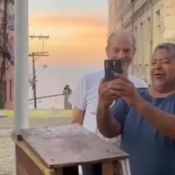 Ney Matogrosso posa para foto com fã em Salvador e é confundido com Caetano Veloso