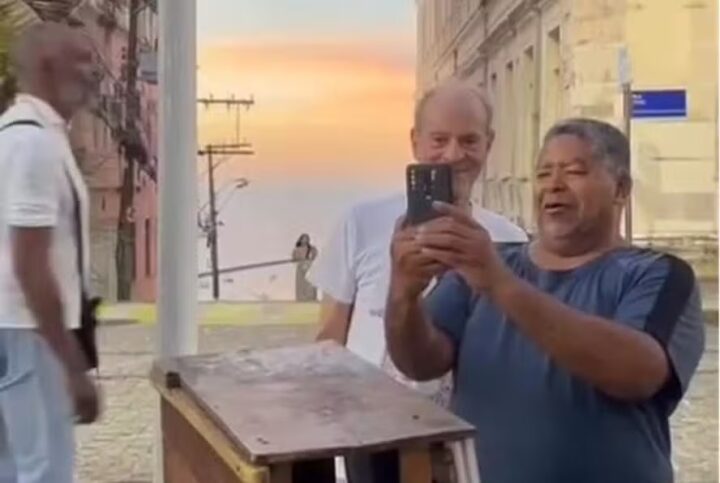 Ney Matogrosso posa para foto com fã em Salvador e é confundido com Caetano Veloso