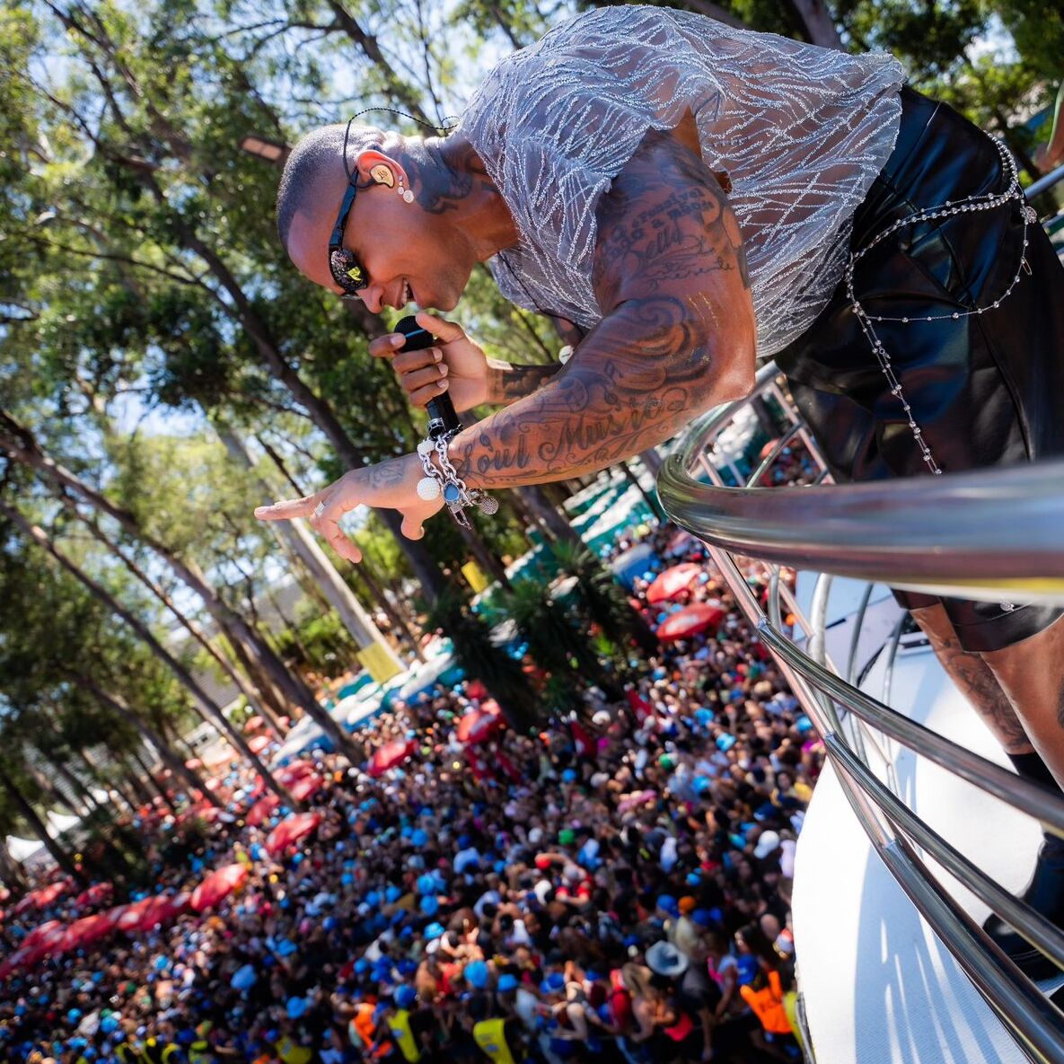 Léo Santana comanda bloco “Vem com o Gigante” no Carnaval de rua de São Paulo