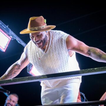 No bairro onde nasceu, Tony Salles reúne multidão em show especial de aniversário; veja