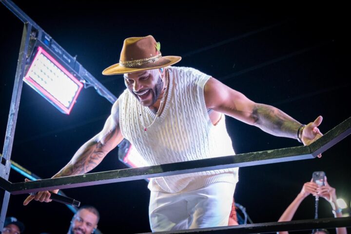 No bairro onde nasceu, Tony Salles reúne multidão em show especial de aniversário; veja