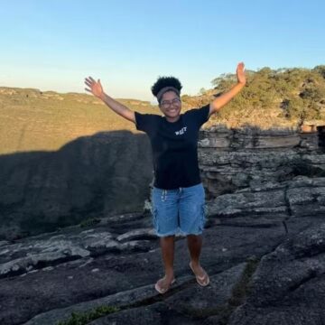 Recreadora e babá, Tia Milena, do ‘BBB 26’, viajou para Bahia trabalhando com crianças