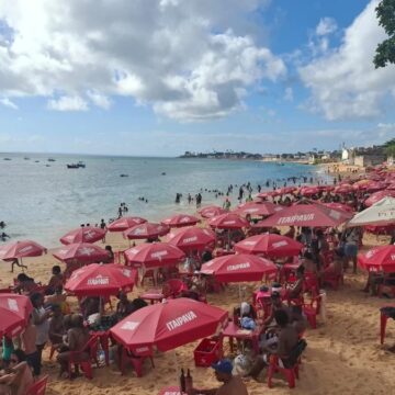 ‘Parece o Caribe’: banhistas lotam praia com o mar mais limpo de Salvador; conheça