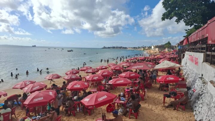 ‘Parece o Caribe’: banhistas lotam praia com o mar mais limpo de Salvador; conheça