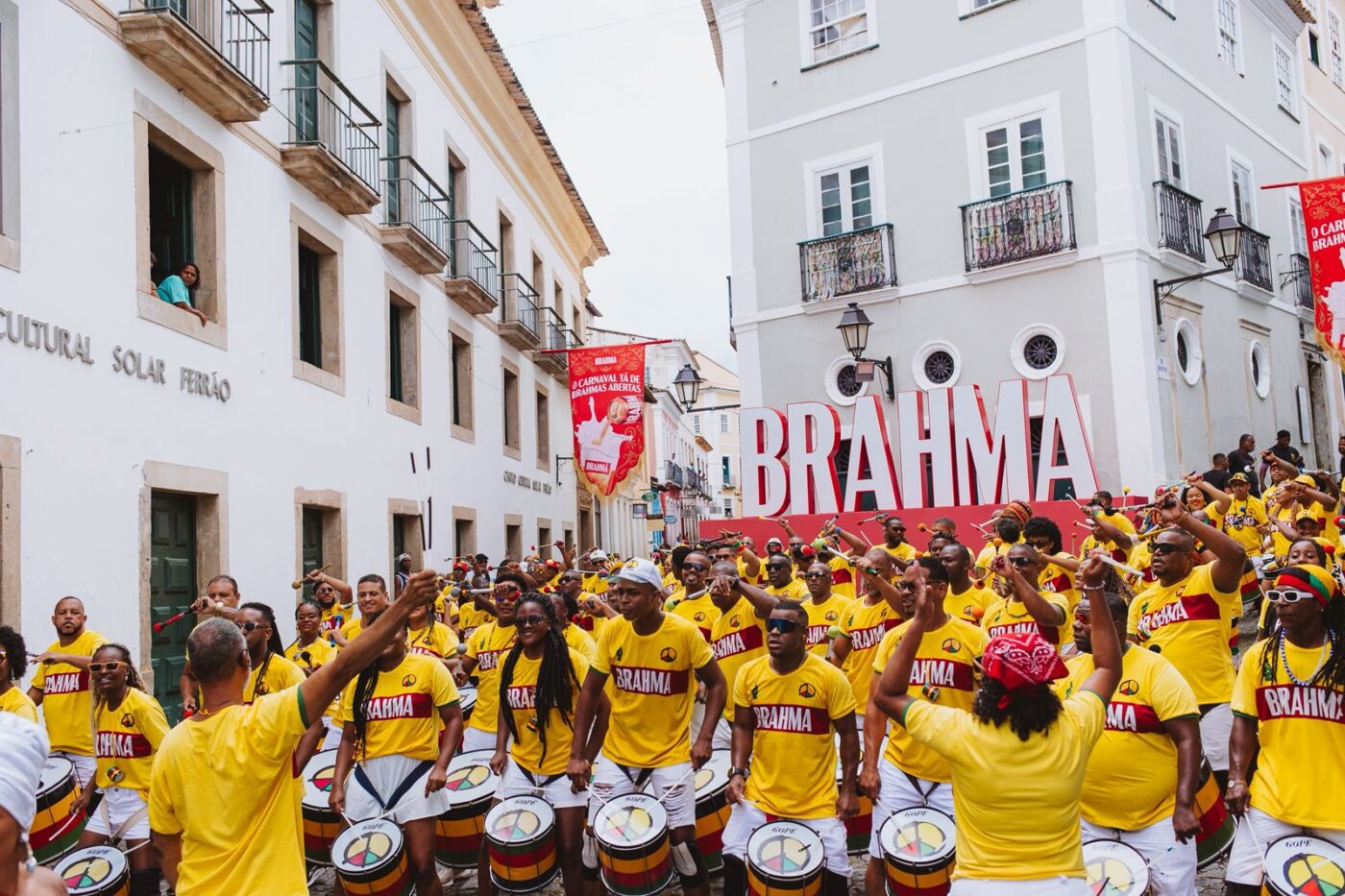 Olodum agita o Pelourinho com apresentação em parceria com a Brahma