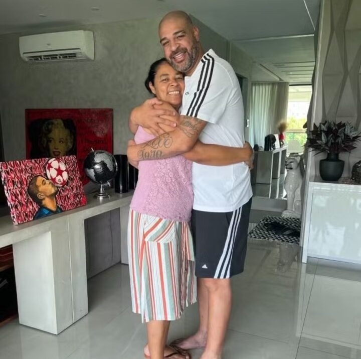 Adriano Imperador agradece carinho após golpe sofrido pela mãe: ‘Hoje foi a minha, amanhã pode ser a de vocês’