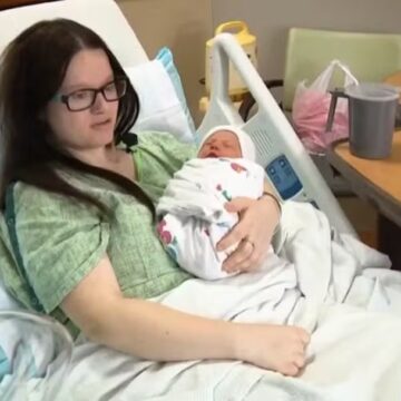 Sem saber que estava grávida, americana dá à luz no trabalho