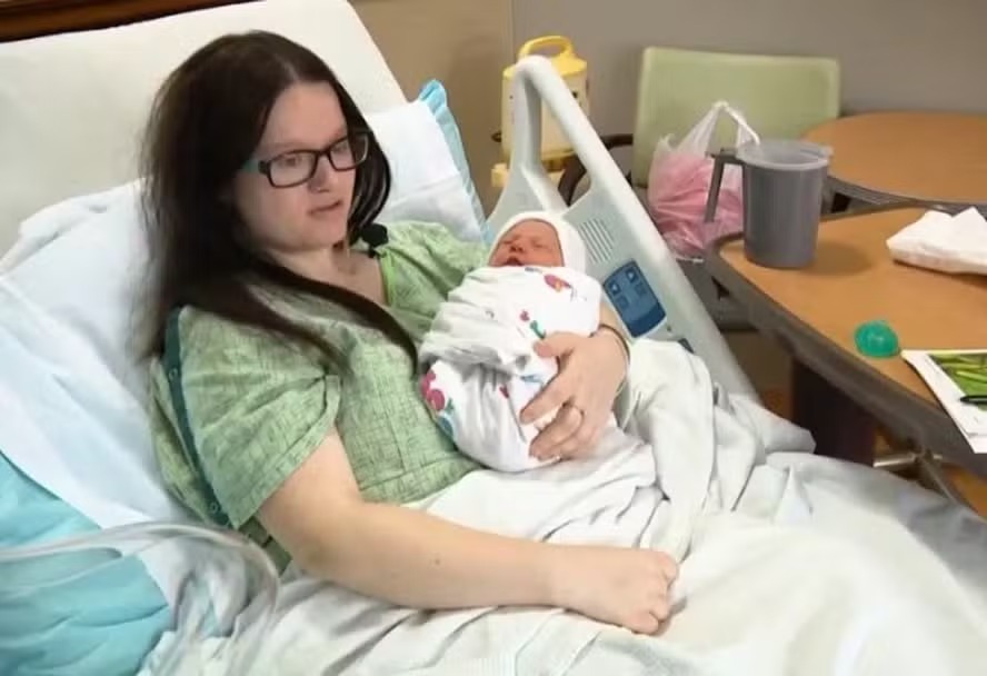 Sem saber que estava grávida, americana dá à luz no trabalho