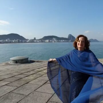 Morre, aos 86 anos, a cantora Maria Alcina Pinto, a ‘Imperatriz do fado no Brasil’