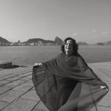 Morre, aos 86 anos, a cantora Maria Alcina Pinto, a ‘Imperatriz do fado no Brasil’