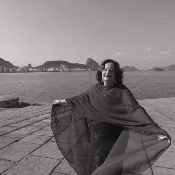 Morre, aos 86 anos, a cantora Maria Alcina Pinto, a ‘Imperatriz do fado no Brasil’