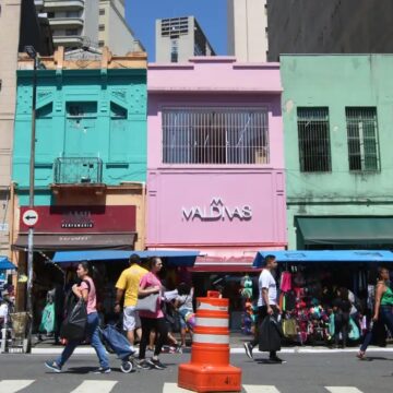 Consumo das famílias compensa juros e leva desemprego ao menor nível