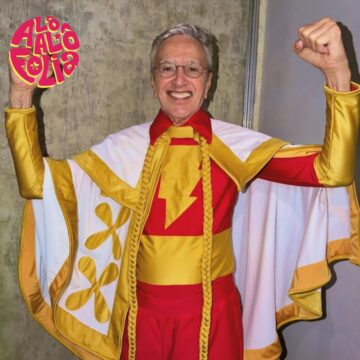 Aos 83 anos, Caetano Veloso se apresenta vestido de super-herói em prévia de Carnaval no Recife