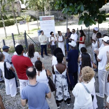 Instalação de placa marca reconhecimento público do Cemitério dos Africanos em Salvador